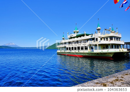 Summer Hokkaido Lake Toya and pleasure boat Espoir 104363653