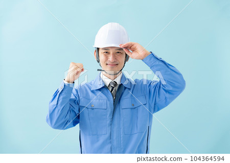 男性穿著工作服 104364594