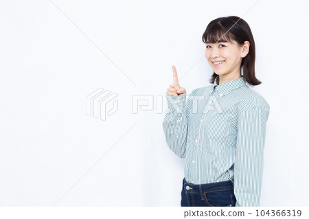 白背景前豎起食指的三十多歲女性 104366319