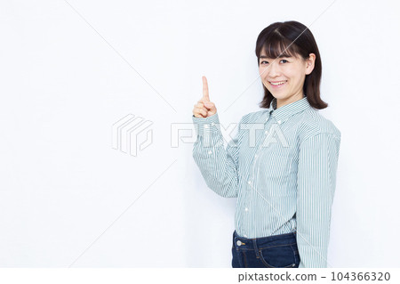 白背景前豎起食指的三十多歲女性 104366320