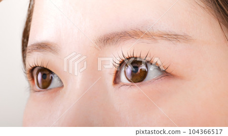 年輕女子的眼睛特寫 年輕女子的眼睛特寫 104366517