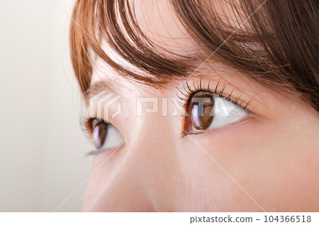 Close-up of young woman's eyes 104366518