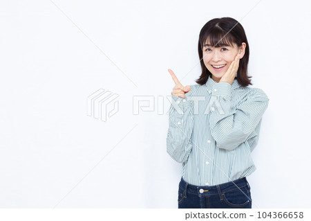 白背景前豎起食指的三十多歲女性 104366658