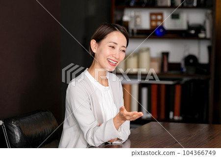 進行對話採訪的女人 104366749