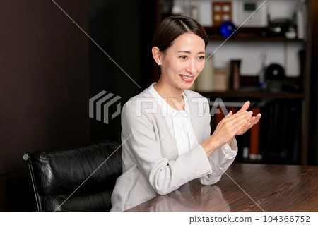 進行對話採訪的女人 104366752