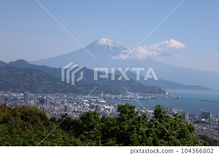 Mt. Fuji in the morning seen from Nihondaira, the cityscape of Shizuoka, and the harmony of Suruga Bay Mt. Fuji in the morning seen from Nihondaira, the cityscape of Shizuoka, and the harmony of Suruga Bay 104366802