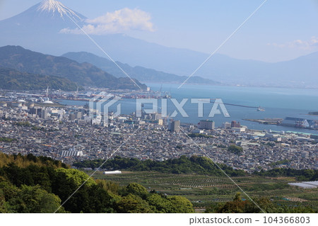Mt. Fuji in the morning seen from Nihondaira, the cityscape of Shizuoka, and the harmony of Suruga Bay Mt. Fuji in the morning seen from Nihondaira, the cityscape of Shizuoka, and the harmony of Suruga Bay 104366803