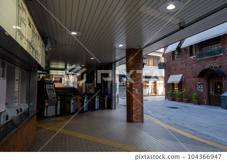 [Hankyu Kobe Main Line] Okamoto Station ticket gate in the early morning 104366947