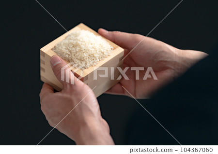 男性手收割水稻 104367060