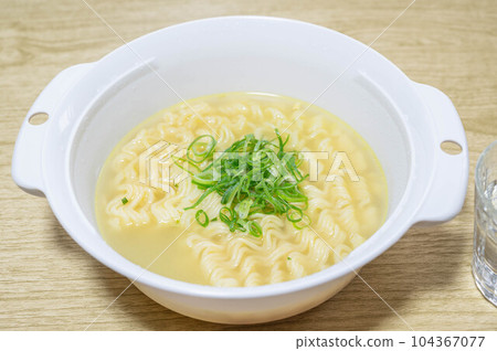 microwave instant noodles 104367077