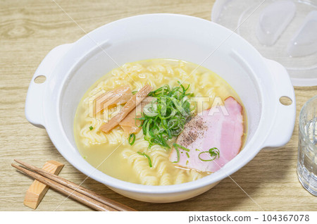 microwave instant noodles 104367078