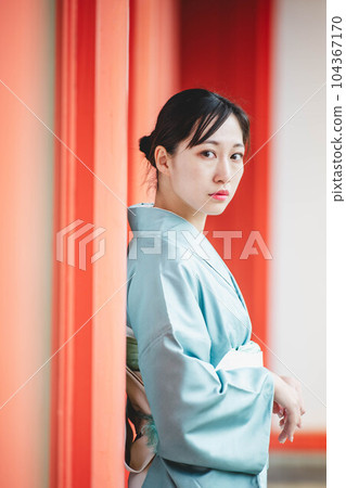 穿著和服的年輕女子和充滿平安時代氣息的建築 104367170
