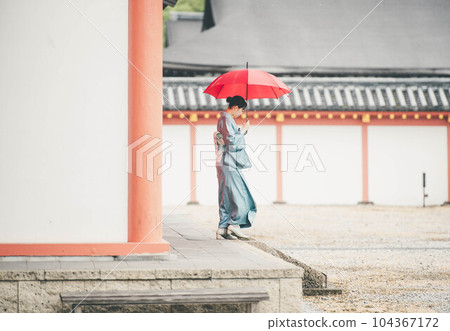 穿著和服的年輕女子和充滿平安時代氣息的建築 穿著和服的年輕女子和充滿平安時代氣息的建築 104367172