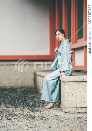 穿著和服的年輕女子和充滿平安時代氣息的建築 104367195