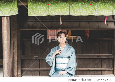 A young woman wearing a green curtain and Japanese clothes 104367390