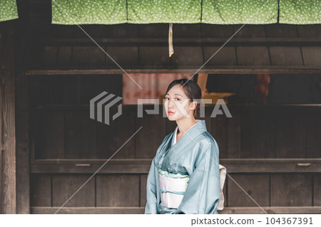 A young woman wearing a green curtain and Japanese clothes 104367391