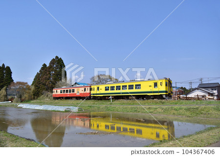 夷隅鐵道佐室道口附近稻田的水鏡 夷隅鐵道佐室道口附近稻田的水鏡 104367406
