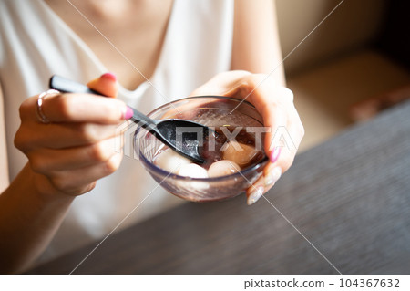 女人吃白玉 104367632