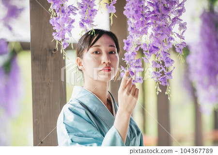 Young woman wearing wisteria flowers and kimono - Stock Photo [104367789] -  PIXTA