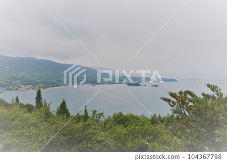 想想雨季的島波海道和瀨戶內海。寧靜的瀨戶內海，橋連海島的風景，海天一色，初夏即將來臨 104367798