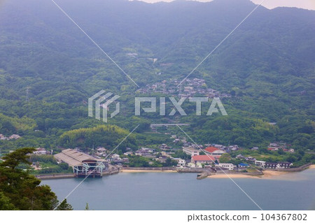 Think of the Shimanami Kaido and the Seto Inland Sea during the rainy season. The quiet Seto Inland Sea, the scenery of the islands connected by bridges, the sea sky, and early summer will soon come 104367802