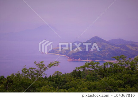 Think of the Shimanami Kaido and the Seto Inland Sea during the rainy season. The quiet Seto Inland Sea, the scenery of the islands connected by bridges, the sea sky, and early summer will soon come 104367810