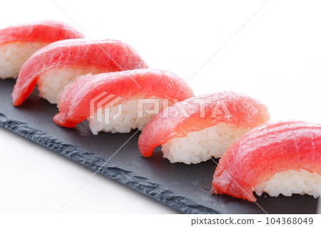 握壽司配新鮮金槍魚 握壽司配新鮮金槍魚 104368049