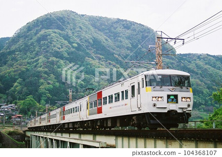 185 series 200 limited express Minakami going on the Joetsu Line towards Ueno 104368107