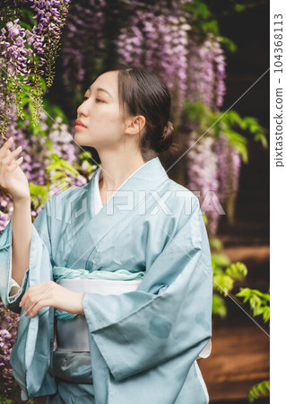 穿著紫藤花和和服的年輕女子 104368113