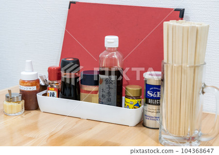 拉麵店桌子上的調味品 拉麵店桌子上的調味品 104368647