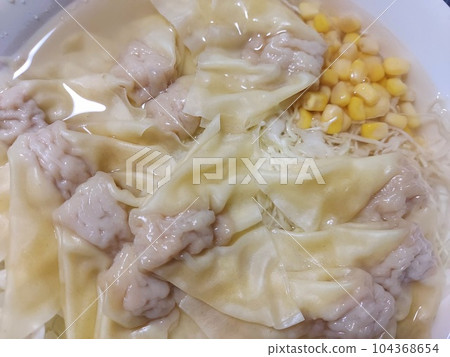 豬肉餛飩和白菜玉米用開水燙一下。 104368654