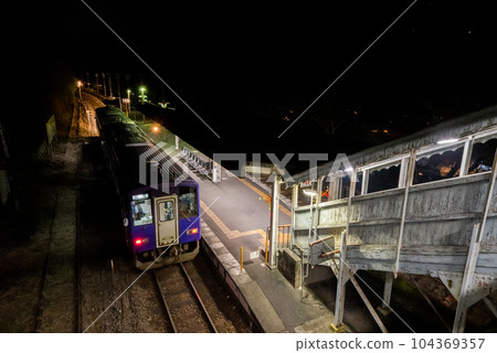 [關西本線]夜間停靠笠置站的普通列車 104369357