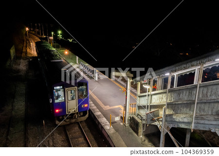 [關西本線]夜間停靠笠置站的普通列車 104369359