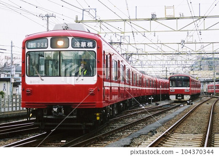 Keihin Electric Express Railway 800 series being replaced at the depot (commuter express Asakusabashi display) 104370344
