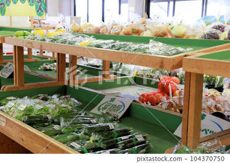 路邊車站，各種蔬菜，農貿市場出售大量農產品 104370750