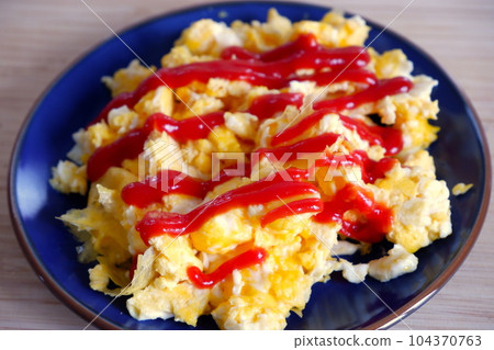 scrambled eggs and ketchup 104370763