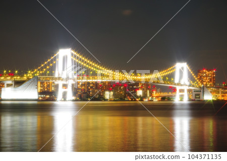 Rainbow Bridge at night seen from Toyosu 104371135