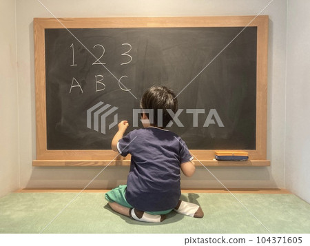 孩子們學習黑板上的數字和字母 104371605
