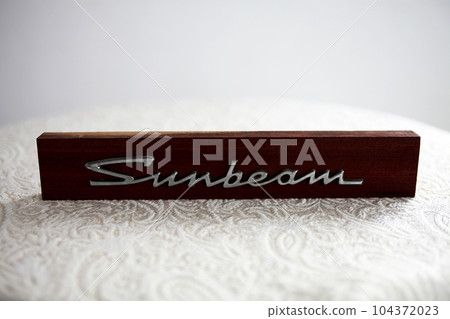 老英國汽車徽章書桌裝飾品,鎮紙 老英國汽車徽章書桌裝飾品,鎮紙 104372023