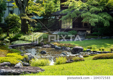 綠意盎然的無鄰庵庭園和以本館為背景的小川治平庭園 104372583