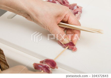 [Housewife skewering yakitori gizzards] 104372643