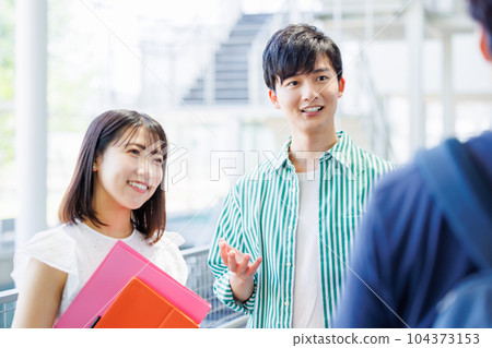 走在校園裡的男女大學生 104373153