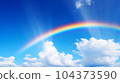 晴朗的天空中的彩虹 104373590