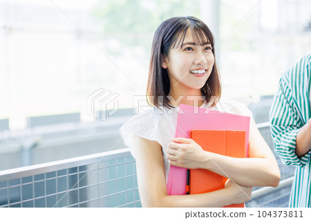 女子大學走在學校 女子大學走在學校 104373811