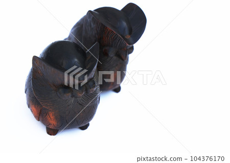 A good couple of wooden owls 104376170
