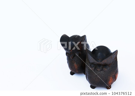 A good couple of wooden owls 104376512