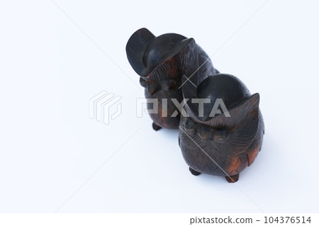 A good couple of wooden owls 104376514