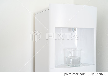 白水服務器和杯子 104377879