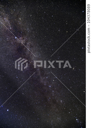 秋天的星空仙后座和銀河 104378089