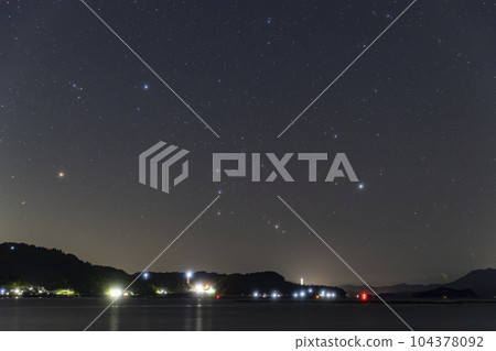 瀨戶內上升獵戶座的秋季星空 104378092